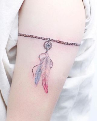  Tatouage attrape rêve avec un effet bracelet sur le haut du bras